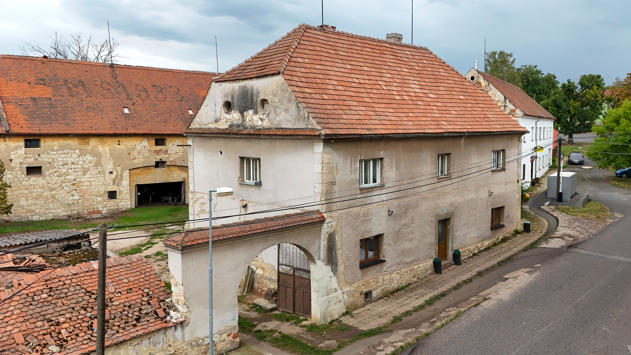 Dům z ulice s klenutou branou