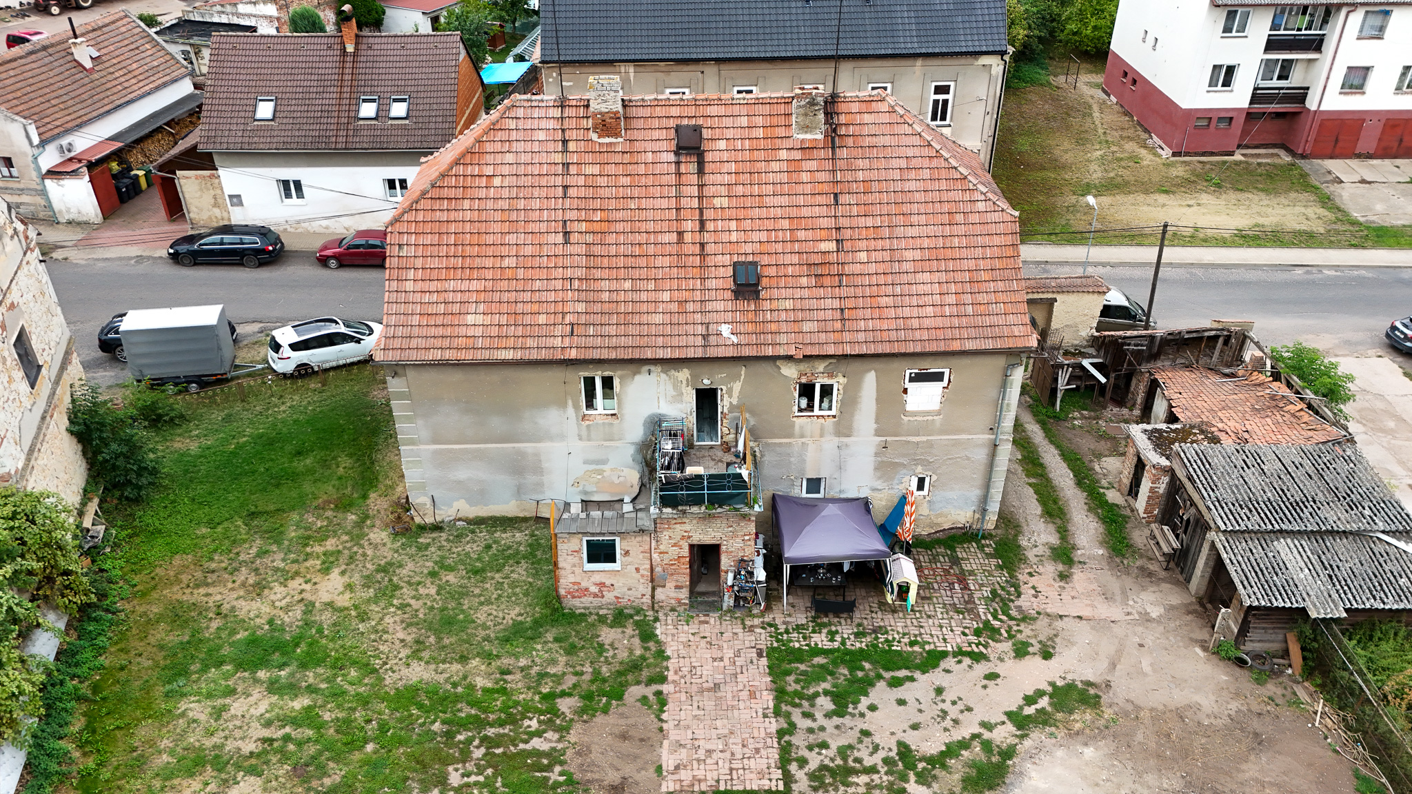 Dvůr a zadní strana domu